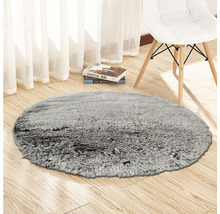 Tapis rond gris sur plancher en bois