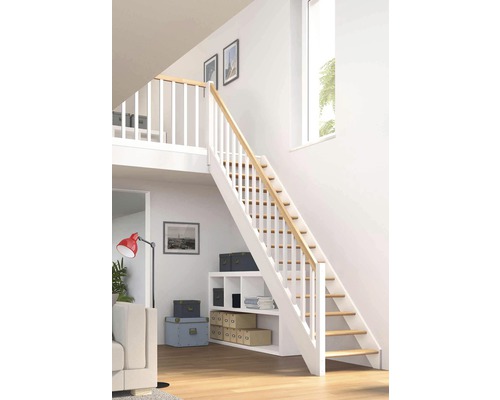 Raumansicht mit Treppe, Regal und Dekoration