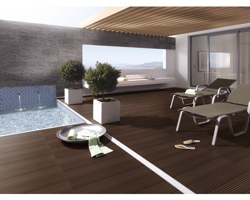 Terrasse mit Pool, Liegestühlen und Pflanzenkübeln