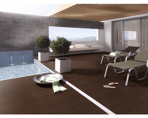 Terrasse mit Holzfliesen, Pool und Liegestühlen