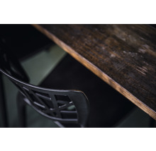 Vue détaillée d''une chaise et d''un plateau en bois