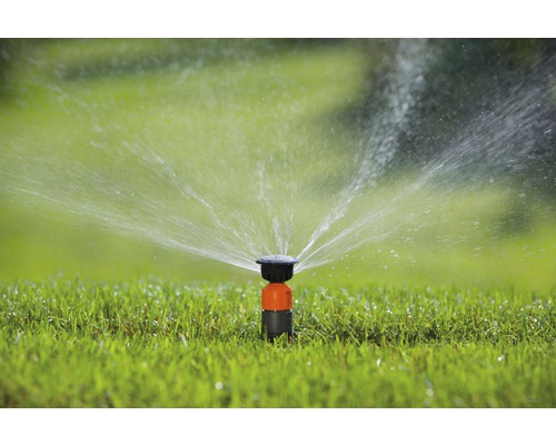 Rasensprenger beim Bewässern von Gras