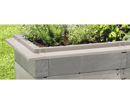 Jardinière surélevée en plastique plantée d''herbes aromatiques