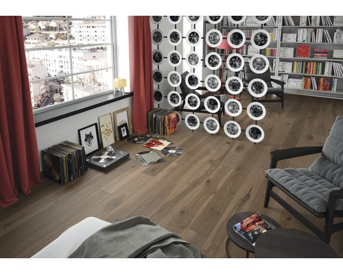 Salon avec parquet, collection de disques vinyles, tourne-disque et séparation de pièce décorative