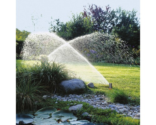 Gartenbewässerung mit Rasensprenger im Betrieb auf einer Rasenfläche.