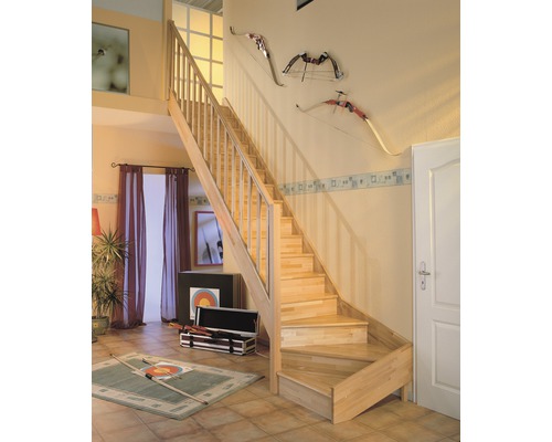Escalier en bois avec rampe dans un espace de vie avec cible et arc