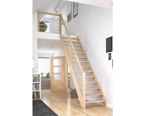 Escalier en bois avec rampe dans une pièce à vivre.