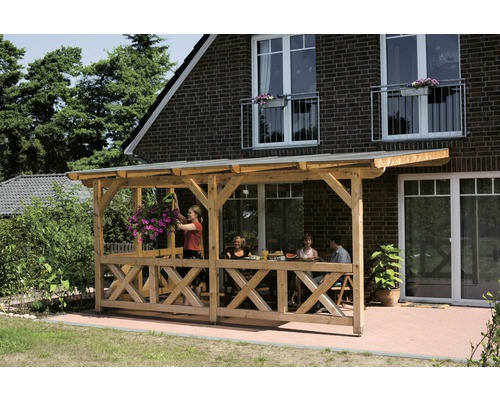 Balustrade en croix de Saint-André SKAN HOLZ 220 x 84 cm, douglasie, nature Terrasse en bois couverte avec des personnes assises et une femme arrosant des fleurs