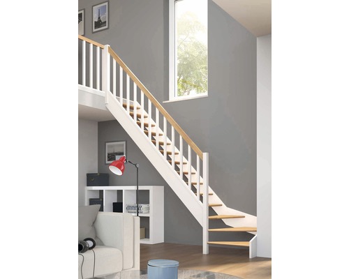 Raumansicht mit einer Treppe mit Holzstufen und weissem Geländer