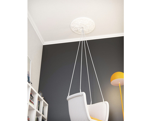 Rosace de plafond fixée au plafond au-dessus d''un fauteuil suspendu