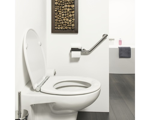 Modernes Badezimmer mit Toilette, Haltegriff und Toilettenpapierhalter