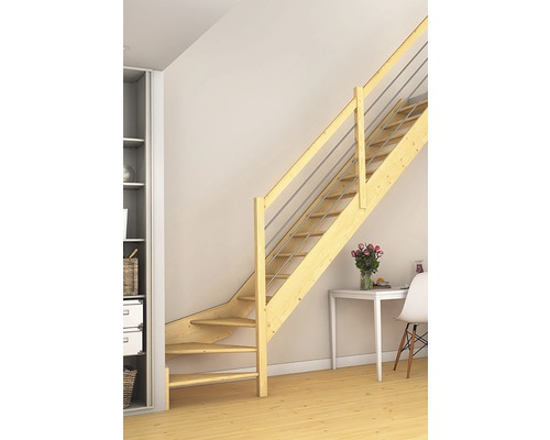 Escalier en bois avec rampe en acier inoxydable dans un espace de vie lumineux