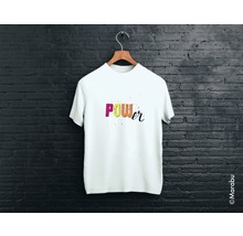 Weisses T-Shirt mit dem Aufdruck Power auf einem Kleiderbügel vor einer Backsteinmauer