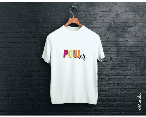 Weisses T-Shirt mit dem Aufdruck Power auf einem Kleiderbügel vor einer Backsteinmauer