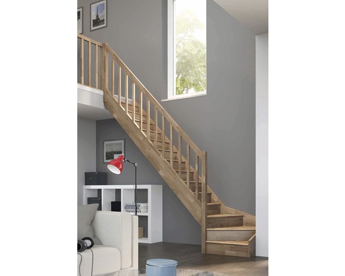 Escalier en bois dans un espace de vie lumineux avec rampe d''escalier.