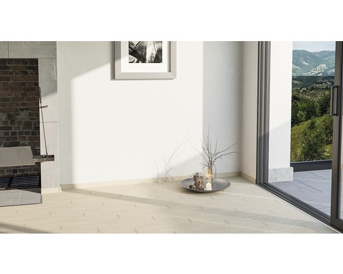 Pièce lumineuse avec carrelage au sol, cheminée barbecue et porte de terrasse