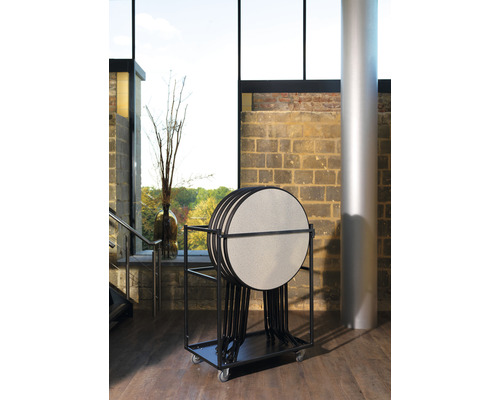 Tables pliantes rondes sur un chariot de transport dans une pièce.