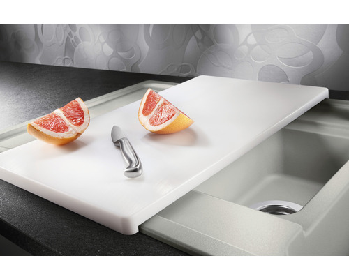 Spüle mit Schneidebrett, Messer und Grapefruitstücken