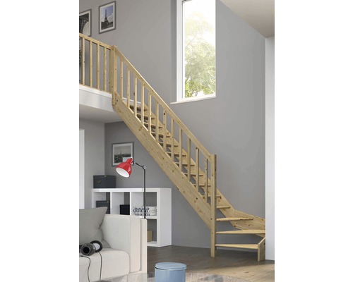 Escalier en bois dans un espace de vie avec fenêtre