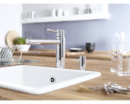 Évier de cuisine avec robinet et distributeur de savon sur un plan de travail