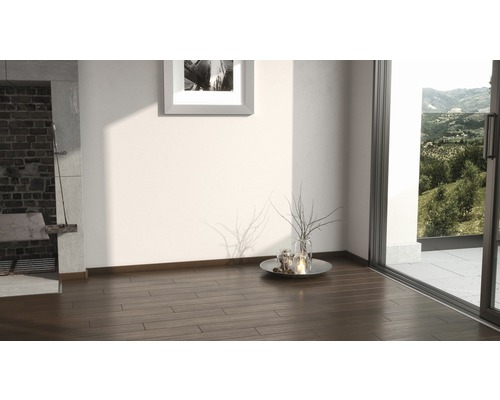 Une pièce avec plancher en bois, fenêtre et décoration
