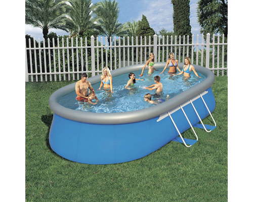 Aufblasbarer Pool mit Badegästen im Garten