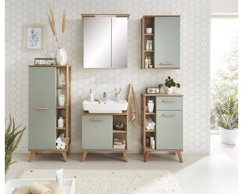 Badezimmer mit Waschtisch, Spiegelschrank und Hochschrank in hellem Holzdekor