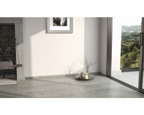 Heller Raum mit Grillkamin, Fliesenboden und Terrassentür