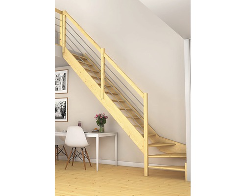 Escalier en bois avec garde-corps en métal dans une pièce lumineuse.