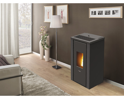 Wohnzimmer mit Pelletofen, Stehlampe und Dekoration für eine gemütliche Atmosphäre