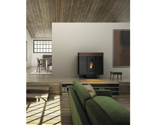 Salon avec poêle à granulés, canapé et parquet