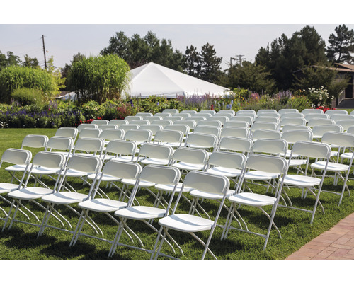 Scène avec des rangées de chaises pliantes à l''extérieur pour un événement