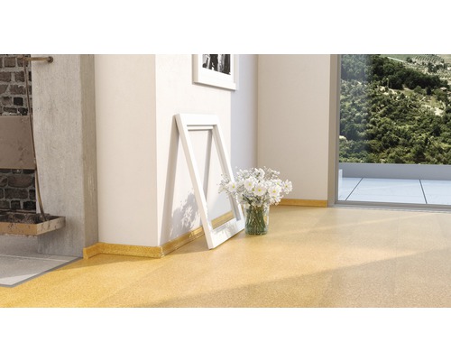 Innenraum mit Korkboden und passenden Sockelleisten