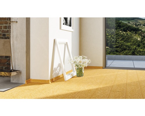 Heller Raum mit Korkboden, Zierleisten und Blick ins Grüne