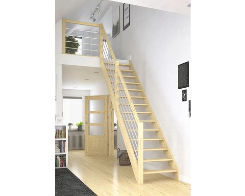 Escalier en bois avec balustrade en métal dans une pièce à vivre lumineuse