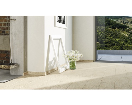 Pièce lumineuse avec carrelage, fleurs et décorations