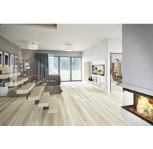 Salon lumineux avec escalier, coin salon, télévision et cheminée