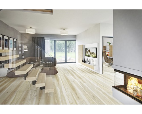 Salon lumineux avec escalier, coin salon, télévision et cheminée