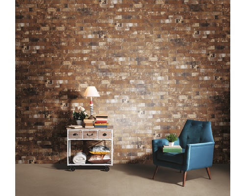 Wohnzimmer mit Ziegelwand, Sessel und Beistelltisch