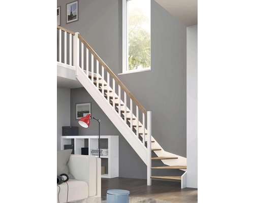 Escalier avec marches en bois, rampe blanche et main courante dans un espace de vie