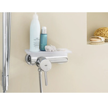 Robinet de douche Grohe avec étagère et produits de soin