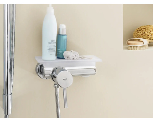 Robinet de douche Grohe avec étagère et produits de soin