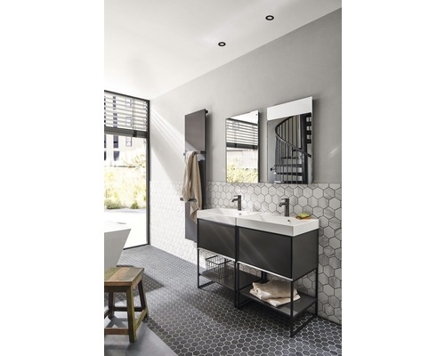 Salle de bains avec meuble-lavabo double, sèche-serviettes, miroirs et carrelage hexagonal