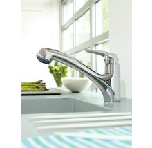 Küchenszene mit Chrom-Einhebelmischer und herausziehbarer Geschirrbrause