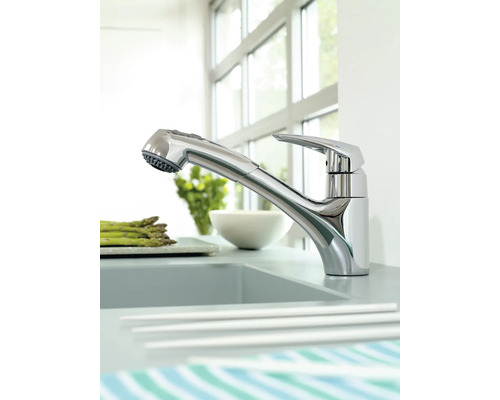 Küchenszene mit Chrom-Einhebelmischer und herausziehbarer Geschirrbrause