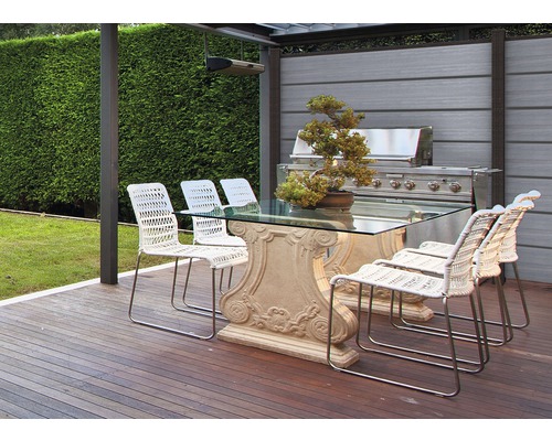 Aussenbereich mit Gartentisch mit Glasplatte, Gartenstühlen, Grill und Bonsai-Baum