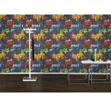 Zimmer mit Graffiti-Tapete, Garderobenständer und Tisch