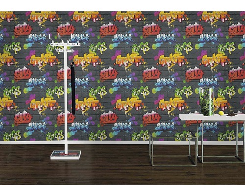 Pièce avec papier peint graffiti, portemanteau et table