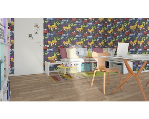 Intérieur avec papier peint graffiti, bureau et siège