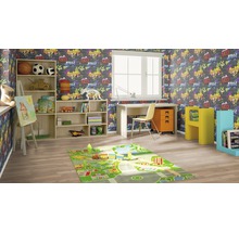 Kinderzimmer mit Regal, Schreibtisch, Stuhl und Spielteppich